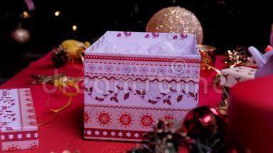 合上女人手，装饰圣诞礼盒。 刮包拆包概念.. 假日和新年的概念